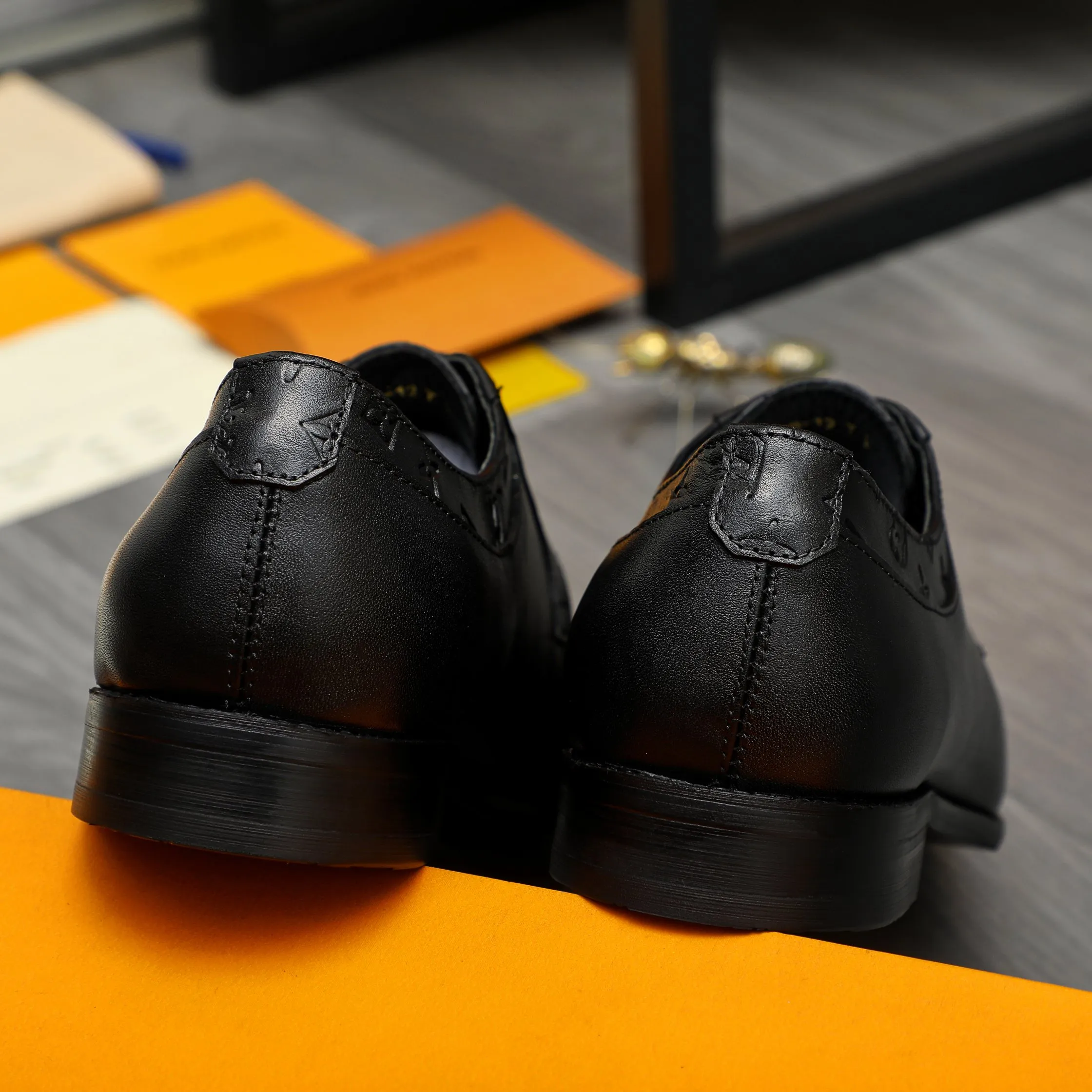 Men's shoes 💰p460 Product trademark: LV (Louis Vuitton) business lace-up leather shoes True size: 39-44 Product material: Selected high-quality cowhide stitching embossed cowhide upper, cowhide lining, original rubber outsole